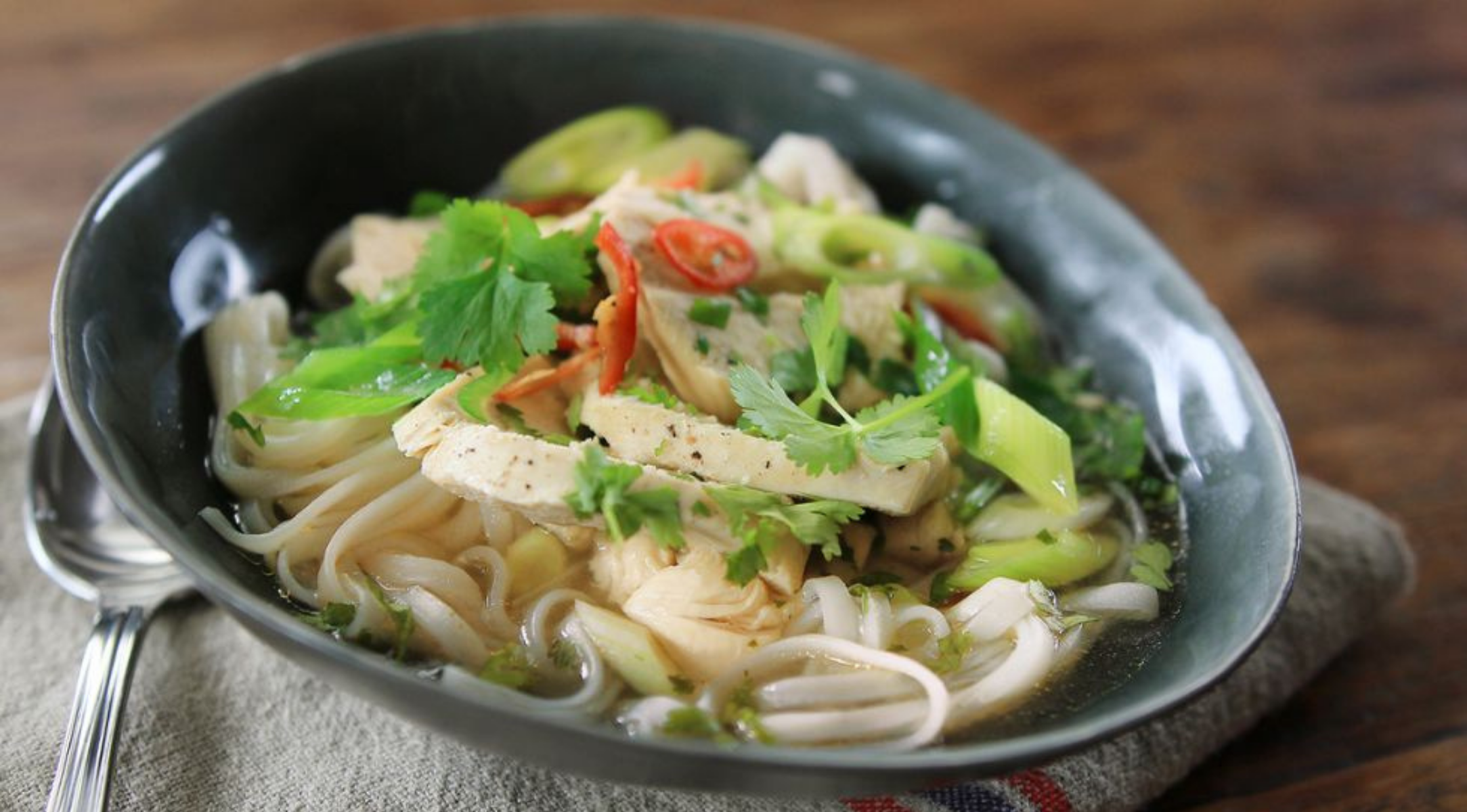 vietnamesische-pho-ga-mit-huehnchenbrust-reisbandnudeln-und-koriander