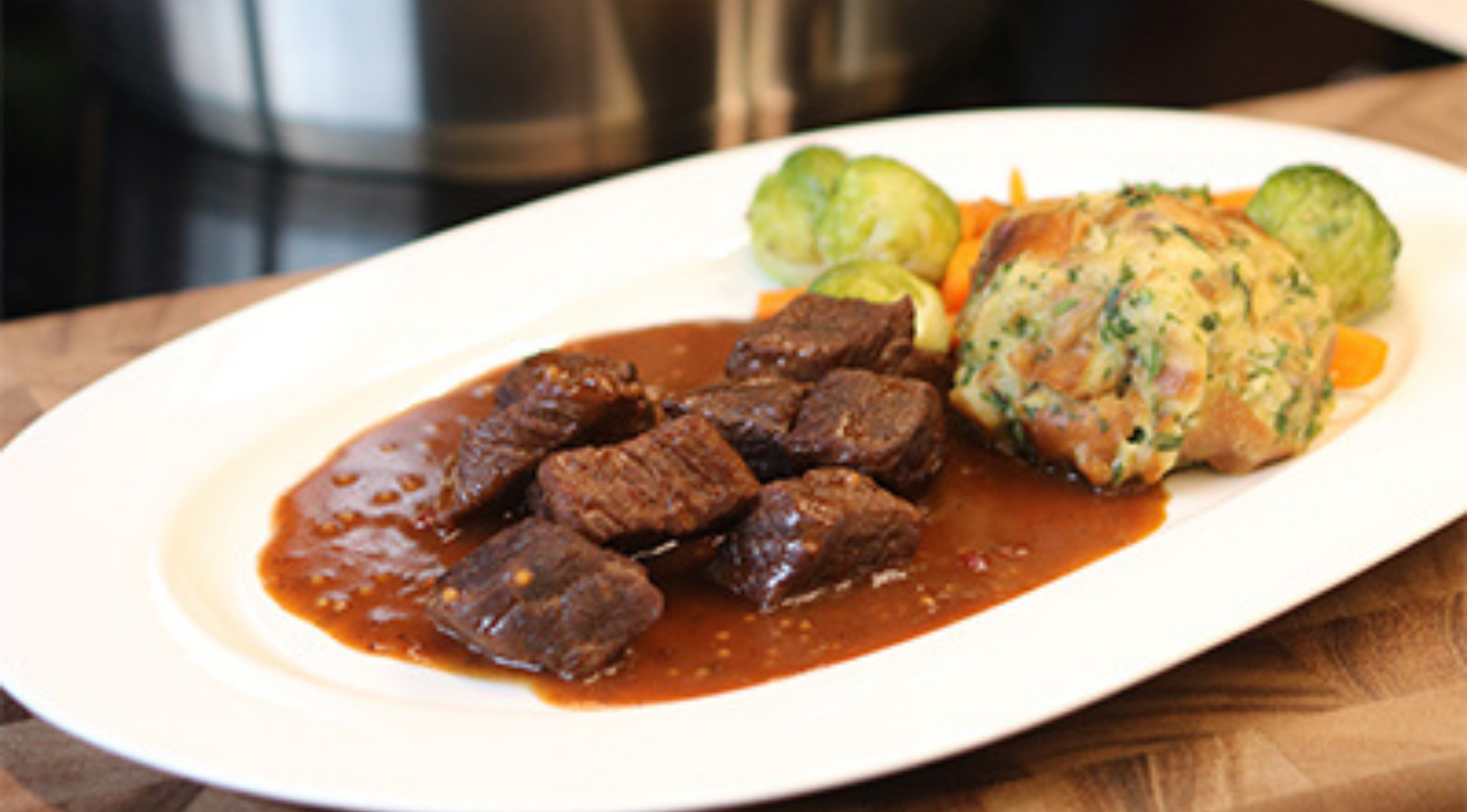 weihnachtliches-gulasch-mit-semmelknoedeln