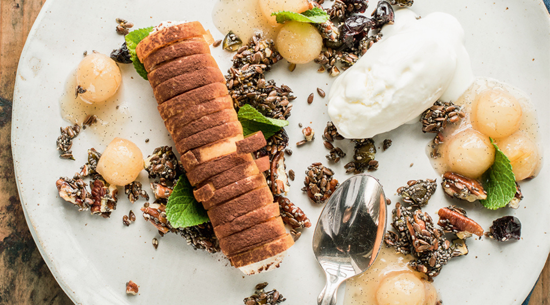 weisse-mousse-cannoli-mit-marinierten-birnen-granola-und-joghurt-creme-eis