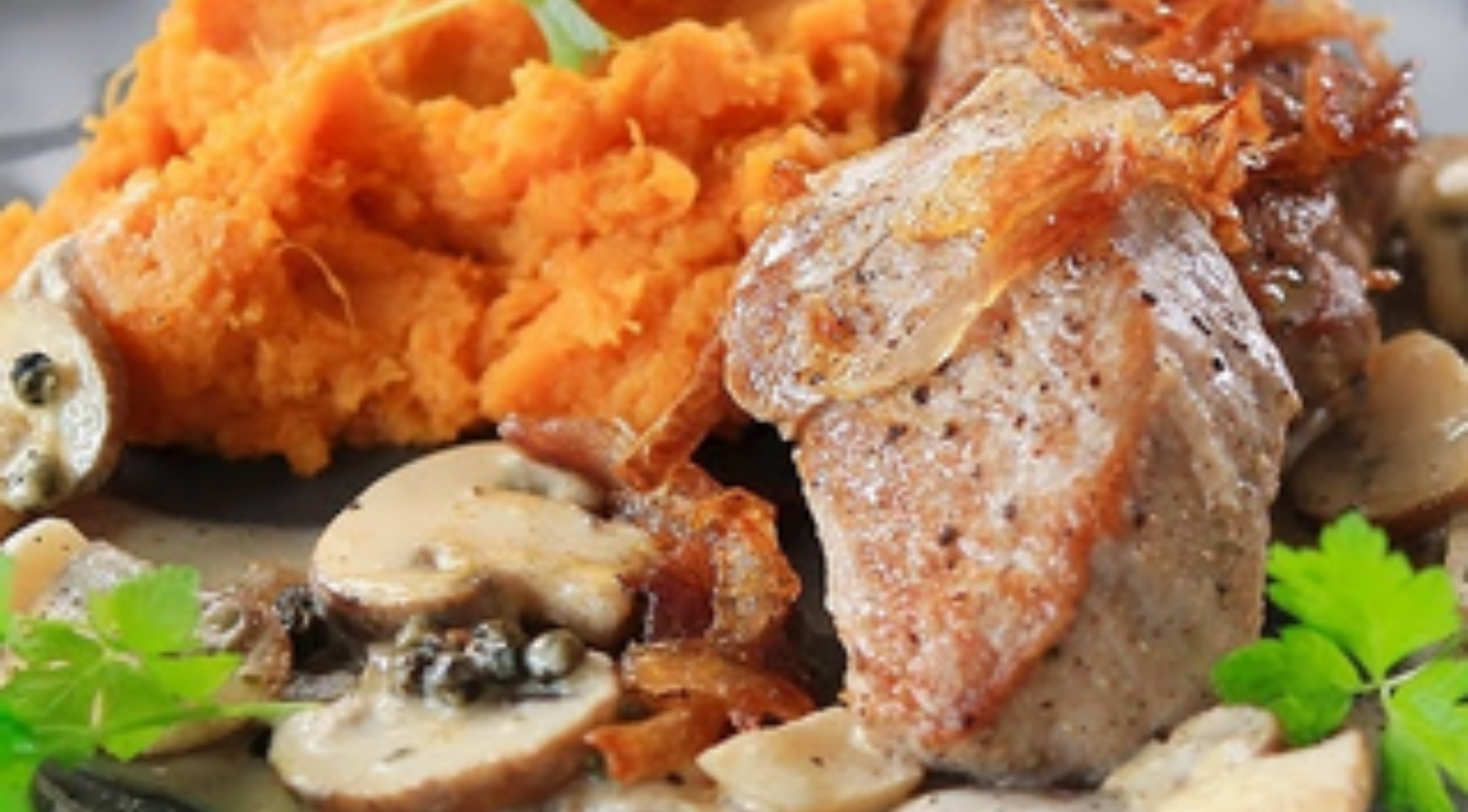 zarte-schweinemedaillons-in-pfeffer-pilzrahm-mit-suesskartoffelstampf