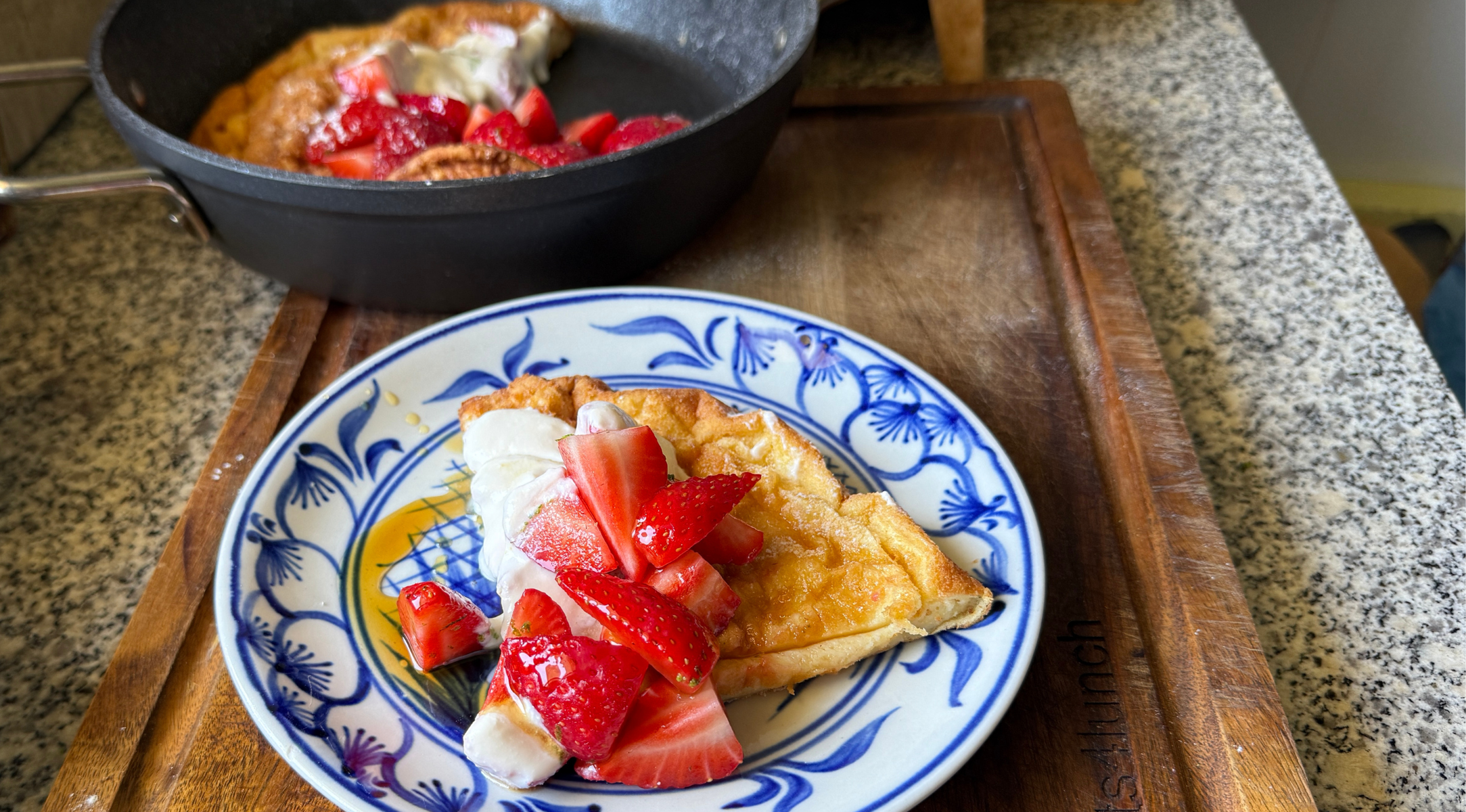 dutch-baby-mit-aufgeschlagenem-ricotta-und-erbeeren