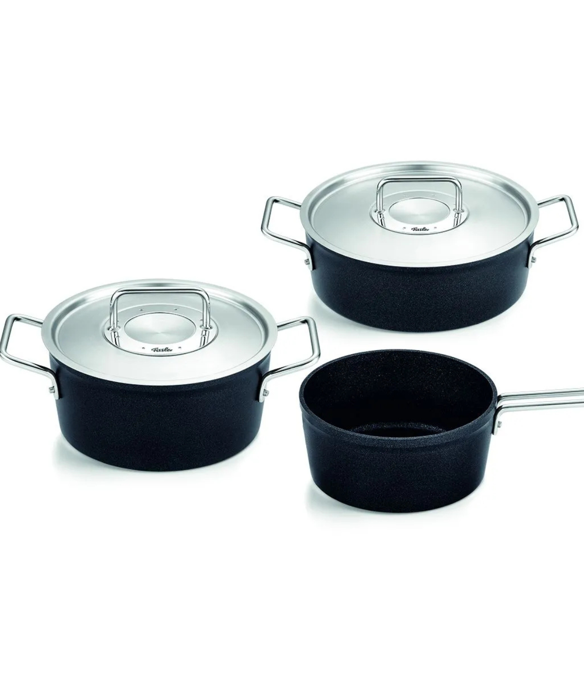 Schwarzes Kochgeschirr von Fissler: zwei Töpfe mit Edelstahlgriff und Deckel sowie eine Stielkasserolle mit langem Griff, alles auf weißem Hintergrund.