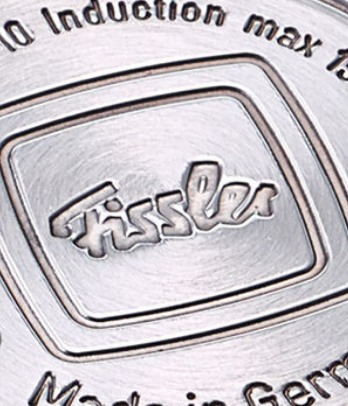 Nahaufnahme eines eingravierten Fissler-Logos und -Textes auf einem Kochgeschirrboden, der unsere in Deutschland hergestellte Innovation aus Edelstahl hervorhebt.