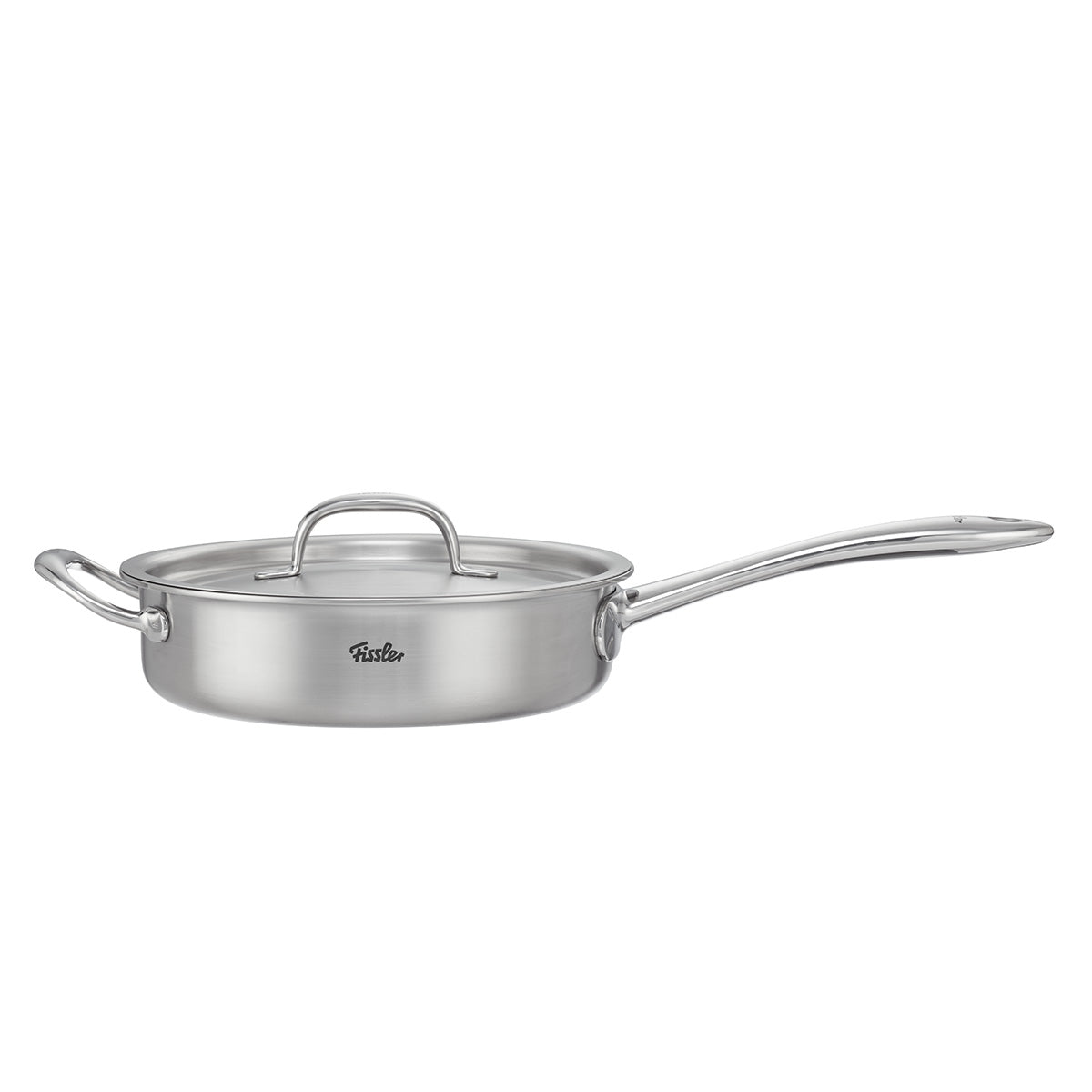 Die Fissler M5 Pro-Ply® Sautépfanne mit Metalldeckel, gefertigt aus hochwertigem, recyceltem Edelstahl, vereint deutsche Präzision und zeitloses Design. Ausgestattet mit einem langen Komfortgriff und einem kurzen Gegengriff für optimale Handhabung. Die spülmaschinenfeste Pfanne präsentiert sich auf weißem Hintergrund und eignet sich perfekt für alle Herdarten, einschließlich Induktion – ein Qualitätsprodukt „Made in Germany“ von Fissler.