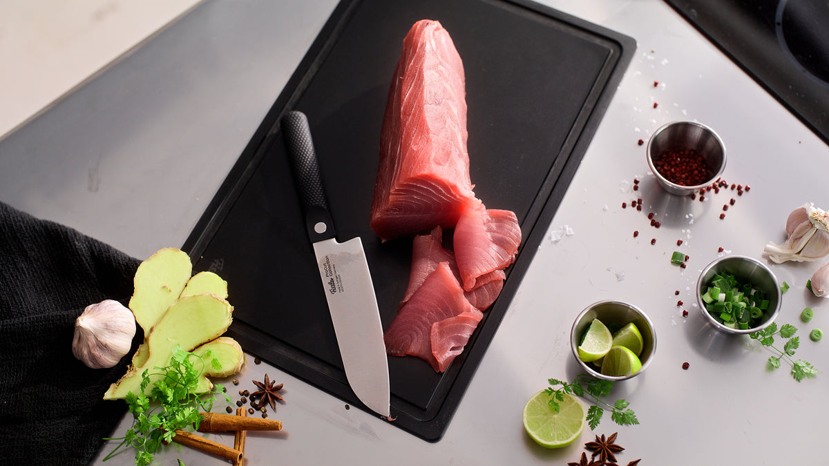 Fissler ProCut Santokumesser 17cm mit frischem Thunfisch, Limette, Kräutern, Ingwer, Gewürzen - Präzision in Aktion.
