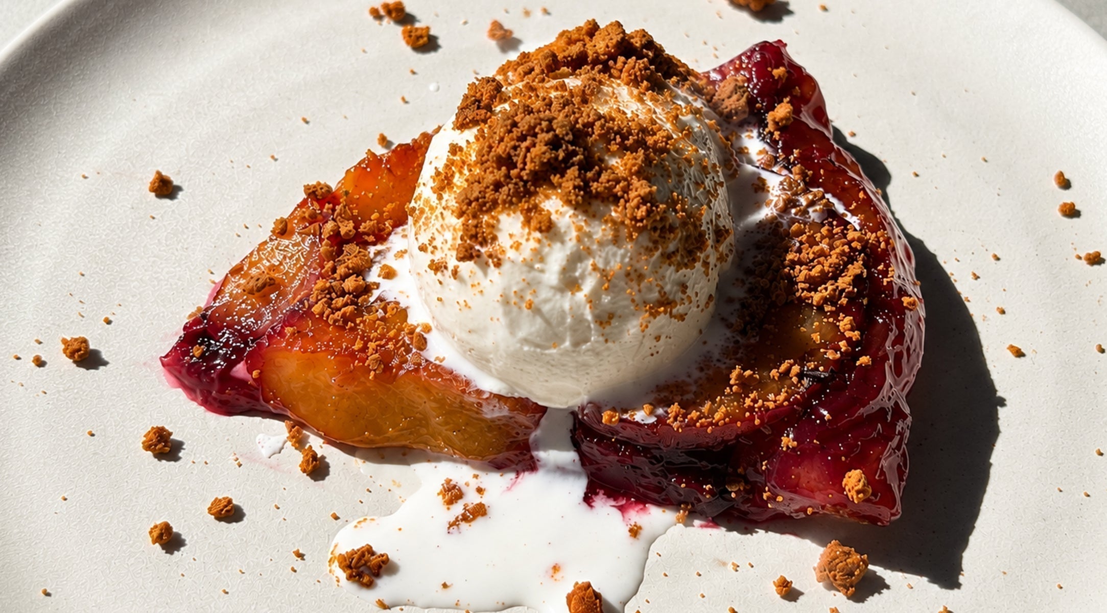 pflaumen-tarte-tatin-mit-biscoff-kekscrunch-und-gesalzenem-vanilleeis