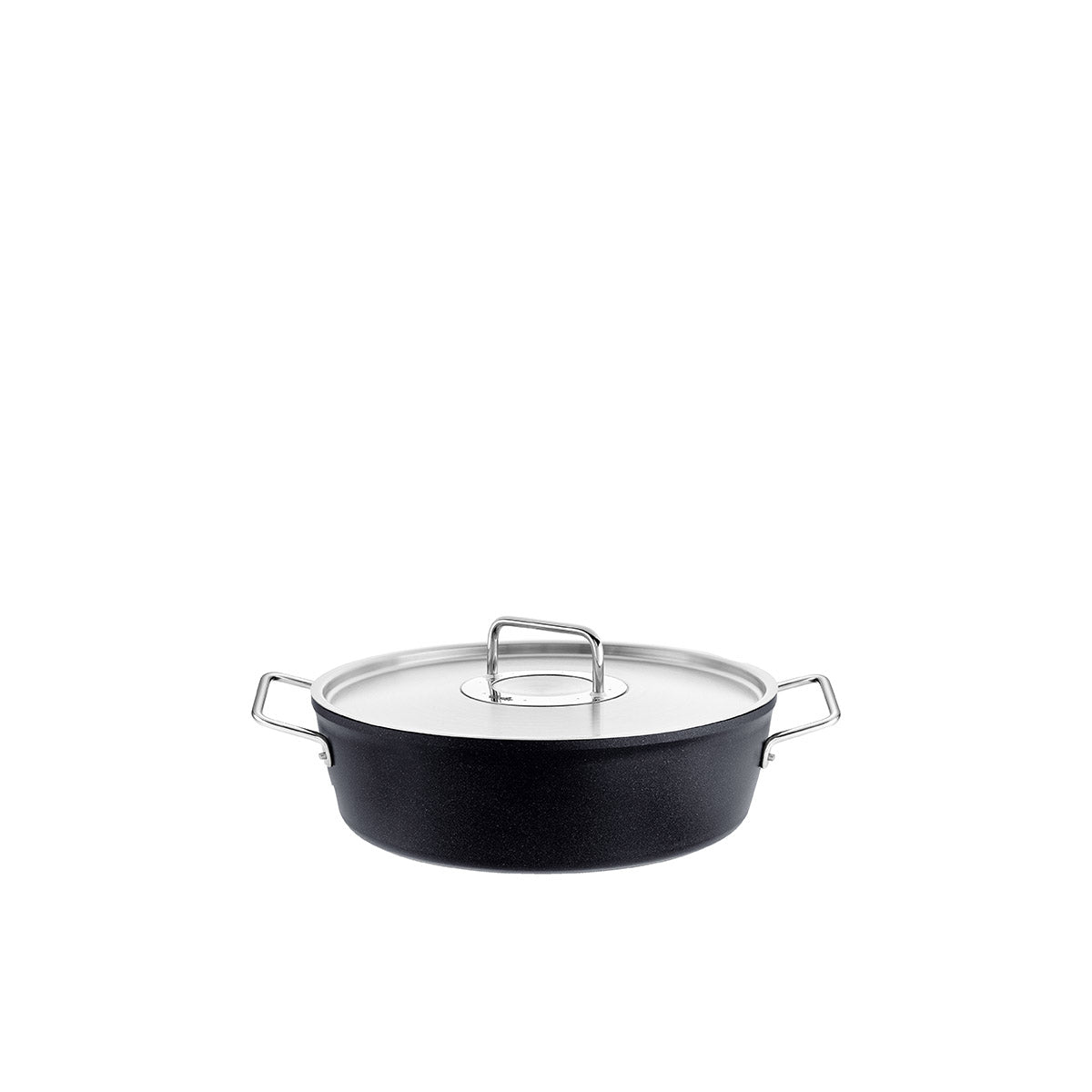 Fissler Adamant® Bratentopf: robuste Antihaftbeschichtung, Deckel aus Edelstahl, zwei Metallgriffe - zeitloses deutsches Design auf weißem Grund.