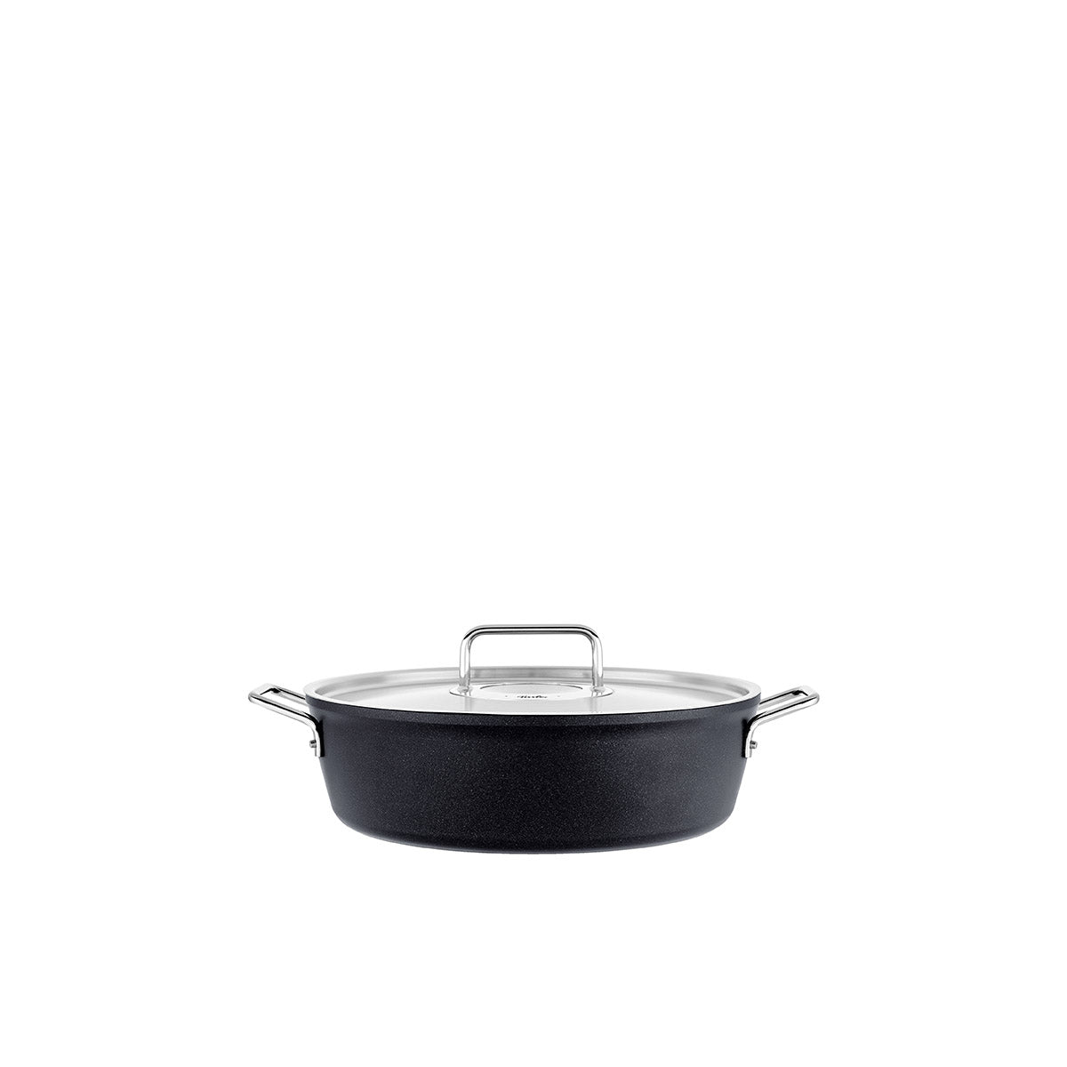 Fissler Adamant® Bratentopf, schwarz, made in Germany, mit Metalldeckel und Griffen - moderne Präzision auf weißem Grund.