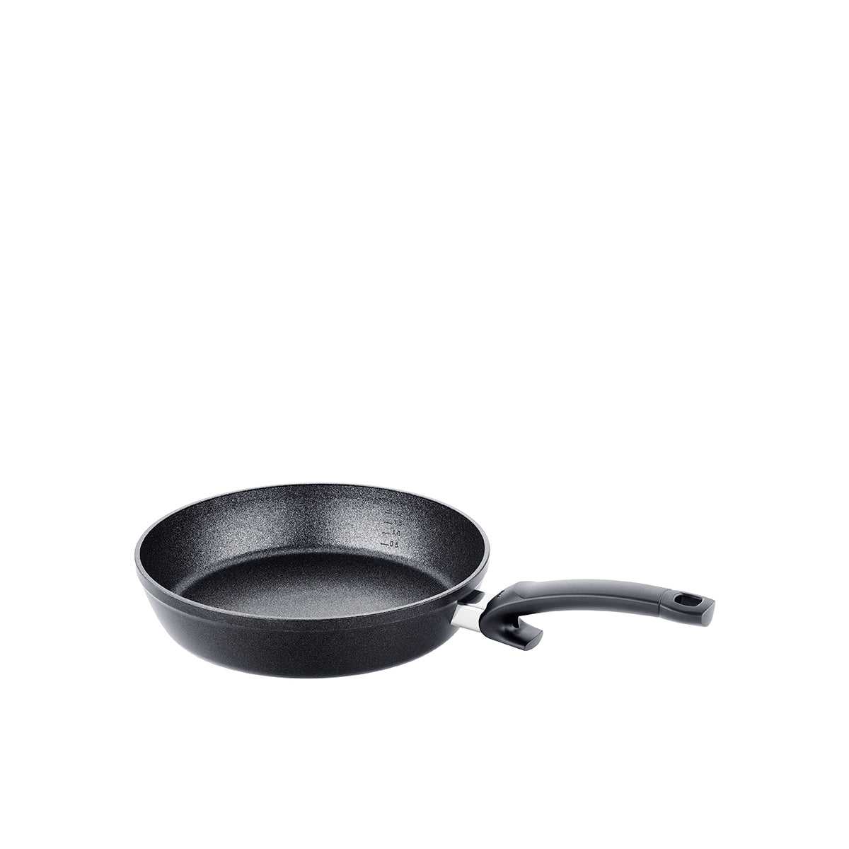 Fissler Adamant® Comfort Pfanne: Deutsche Präzisionspfanne mit Antihaftbeschichtung und gebogenem Griff, modernes Design auf weißem Grund.