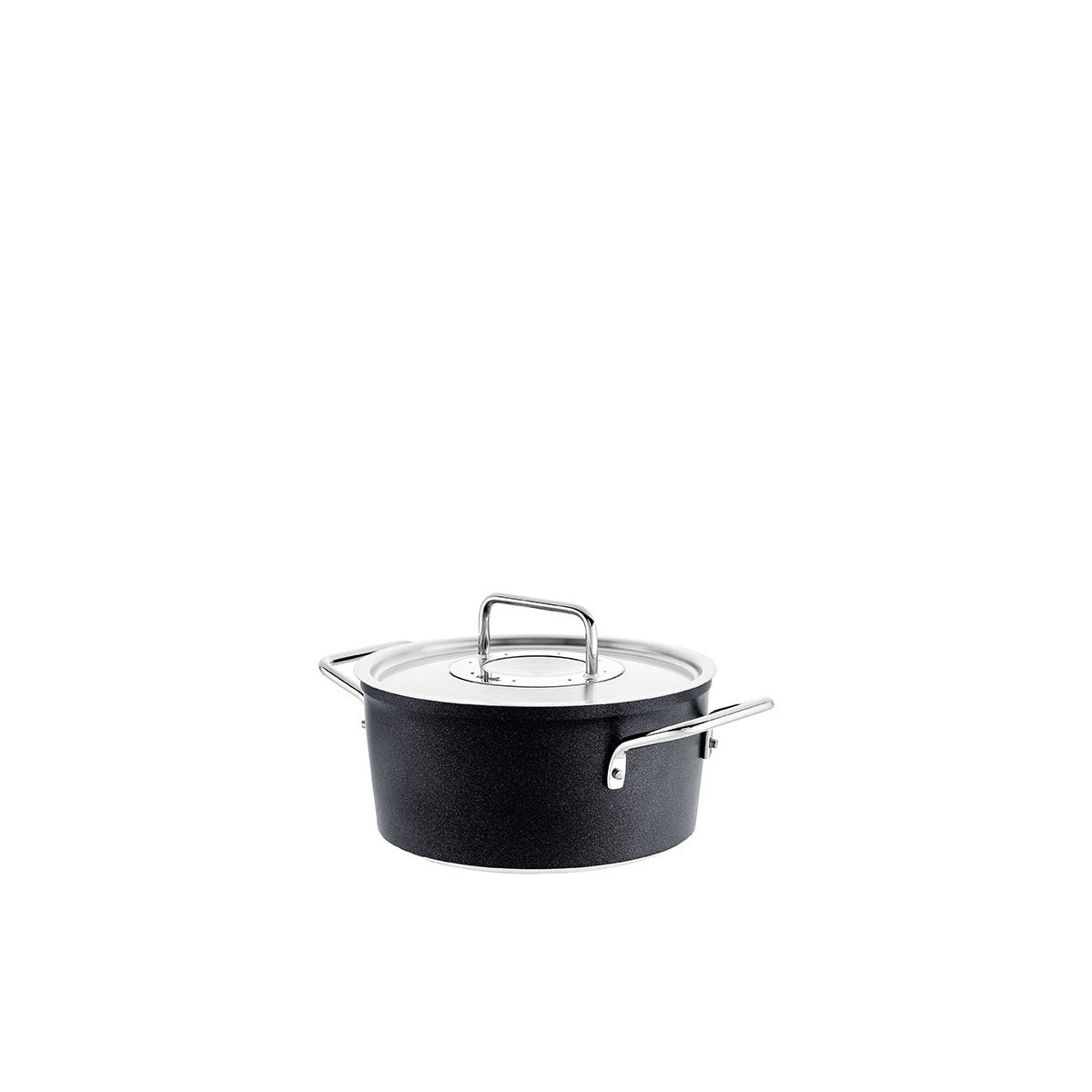 Fissler Adamant® Kochtopf in Schwarz mit Metalldeckel, robusten Griffen und kratzfester Antihaft-Beschichtung vor weißem Hintergrund.