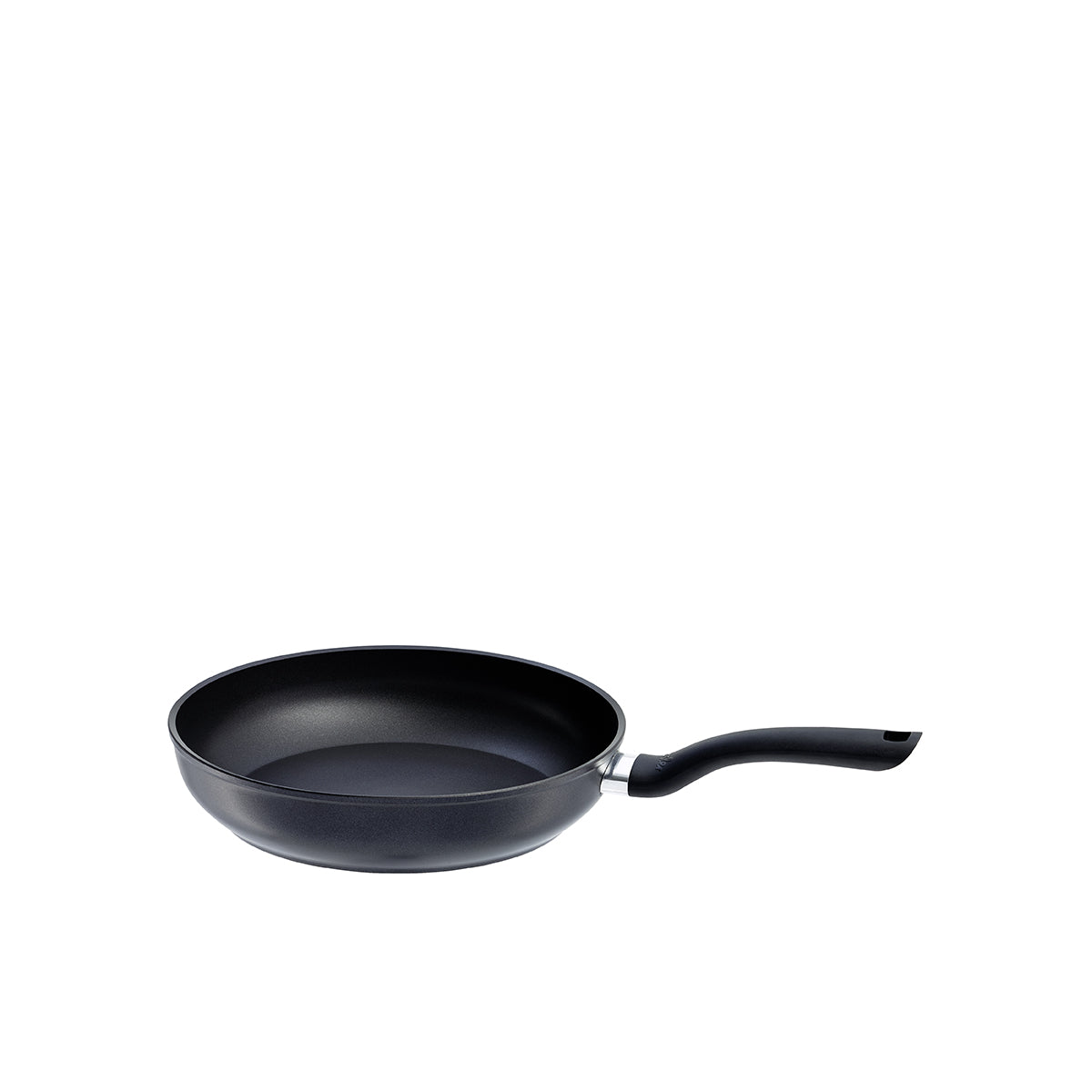 Fissler Cenit® Induktionspfanne in Schwarz mit Premium-Antihaftbeschichtung, deutsche Ingenieurskunst, abgebildet auf weißem Hintergrund.