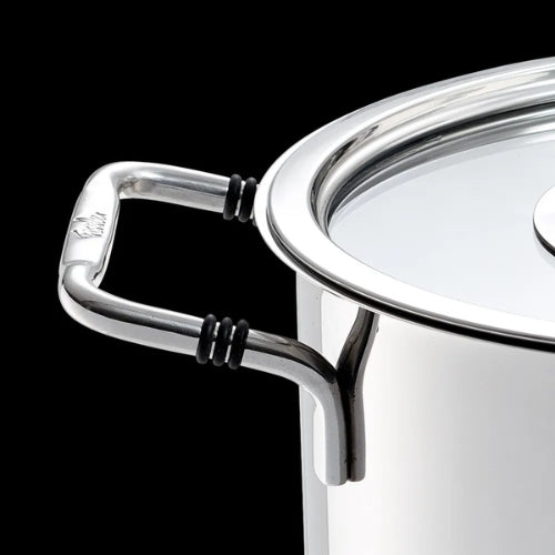 Eine Nahaufnahme eines Fissler-Edelstahltopfs mit Glasdeckel und robustem Griff, der deutsche Handwerkskunst vor schwarzem Hintergrund zeigt.