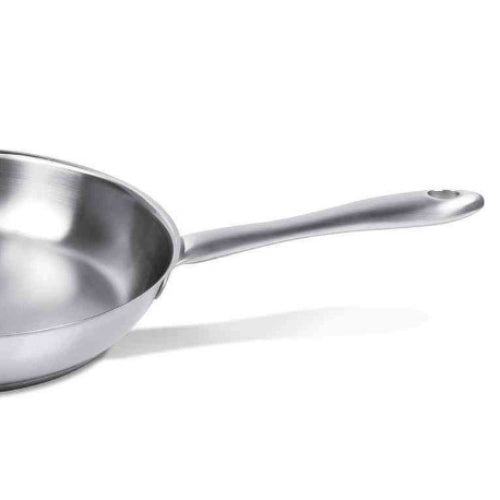 Fissler Bratpfanne aus Edelstahl mit ergonomischem Griff, in Deutschland präzisionsgefertigt. Teilweise Pfannenkörper und voller Griff auf weißem Hintergrund.