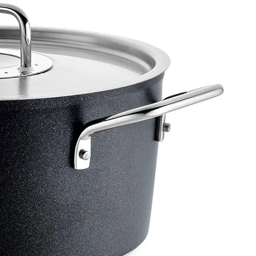 Nahaufnahme eines schwarzen Fissler-Topfes mit präzisionsgefertigtem Edelstahldeckel und -griff, der deutsche Handwerkskunst auf Weiß zeigt.