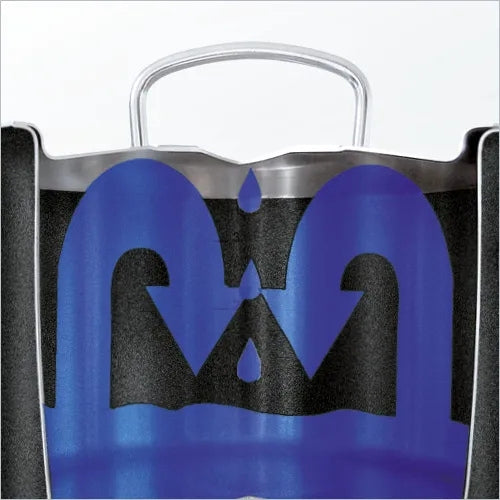 Querschnitt eines hochwertigen schwarzen Fissler-Topfes, blaue Pfeile und Tröpfchen zeigen den Flüssigkeitsfluss; mit dem charakteristischen Metallgriff an der Oberseite.