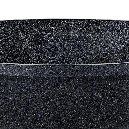 Nahaufnahme eines Fissler Antihaft-Topfes mit gesprenkelter Oberfläche und präzisen Messmarkierungen für müheloses Kochen.