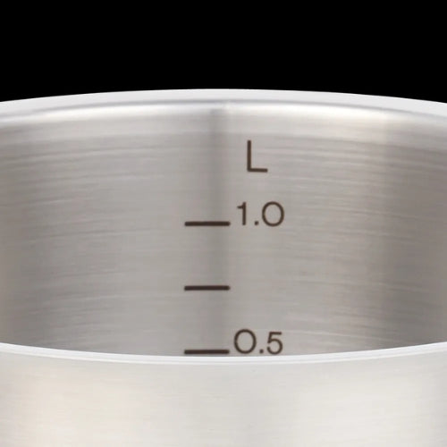 Eine Nahaufnahme des Fissler-Edelstahlkochgeschirrs zeigt präzise Literangaben im Inneren und steht für deutsche Qualität und zeitloses Design.