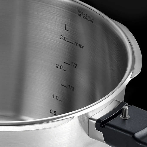 Nahaufnahme des Innenraums eines Fissler-Edelstahltopfs, 1,0-3,0-Liter-Markierungen, maximale Füllmenge und der charakteristische schwarze ergonomische Griff.
