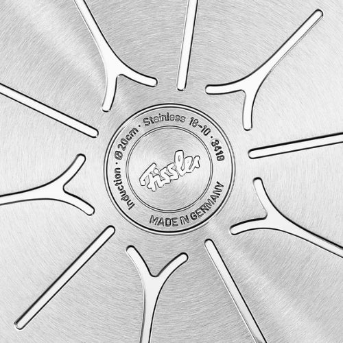 Detail des Fissler-Edelstahlpfannenbodens, präzisionsgeätzte Linien, Markenzeichen "Made in Germany", induktionsgeeignet.