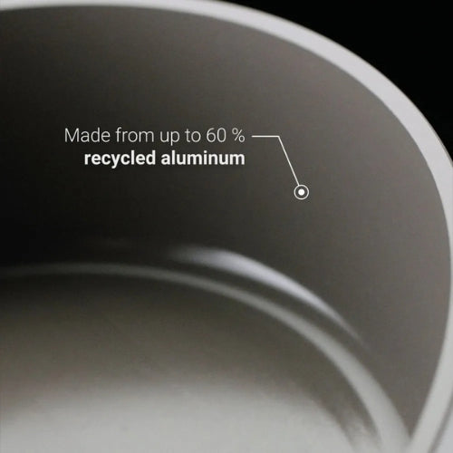 Nahaufnahme des Inneren eines in Deutschland hergestellten Fissler-Topfes mit Überzug: Hergestellt aus bis zu 60 % recyceltem Aluminium.